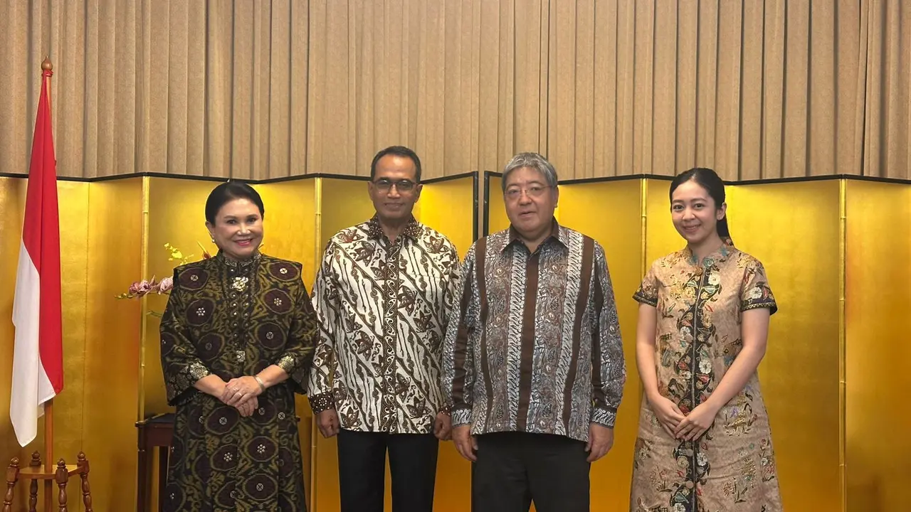 Duta Besar Jepang untuk Indonesia Masaki Yasushi menyampaikan penghargaan Order of the Rising Sun, Gold and Silver Star dari Kaisar Jepang Naruhito kepada mantan Menteri Perhubungan RI Budi Karya Sumadi (BKS).