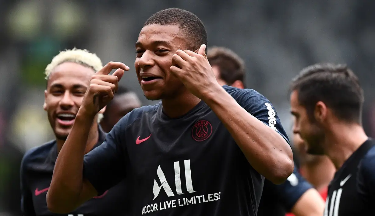 Pemain Paris Saint-Germain Kylian Mbappe tertawa saat bercanda dengan Neymar saat sesi latihan jelang menghadapi Rennes dalam Trophee des Champions di Stadion Universiade Shenzhen, China, Jumat (2/8/2019). PSG akan menghadapi Rennes pada Sabtu, 3 Agustus 2019. (FRANCK FIFE/AFP)