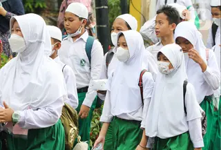 Murid sekolah melakukan pawai mengelilingi Kawasan Pejambon dan Gambir di Jakarta, Sabtu (8/10/2022). Pawai tersebut diikuti ratusan peserta dari Madrasah Ibtidaiyah (MI), Madrasah Tsanawiyah Negeri (MTsN), Madrasah Aliyah dan perwakilan Majelis Taklim Istiqlal dalam rangka memperingati Maulid Nabi Muhammad SAW. (Liputan6.com/Herman Zakharia)