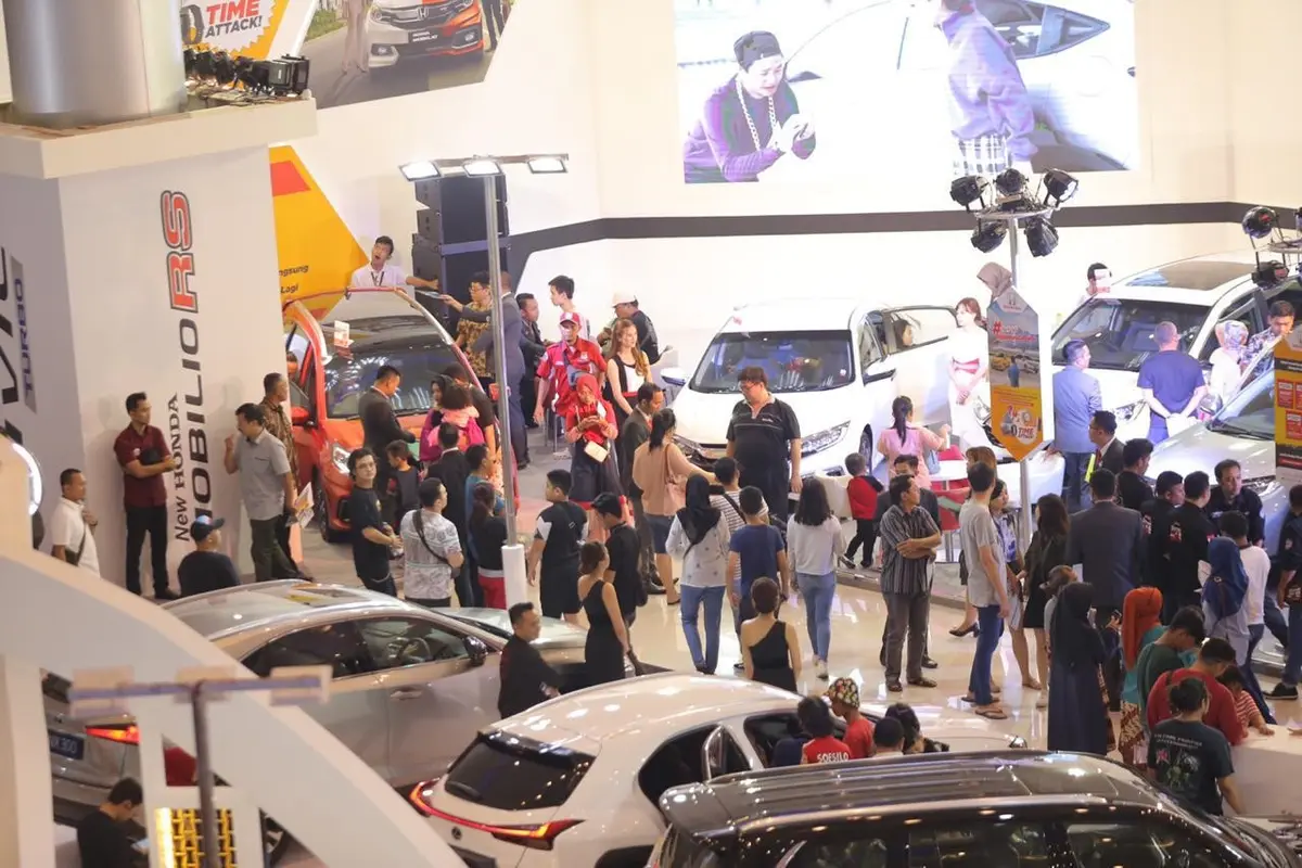 Pameran otomotif Gaikindo Indonesia International Auto Show (GIIAS) Surabaya 2019