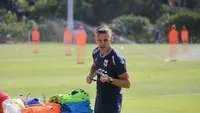 Pelatih Timnas Indonesia, John Herdman, saat melakukan persiapan sebelum sesi latihan di Bali United Training Center, Kamis pagi (23-7-2026). (Bola.com/Alit Binawan)