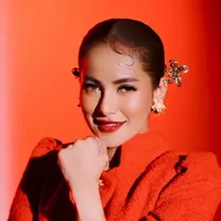 Gaya Olla Ramlan dengan Kebaya Ekor Panjang Nuansa Merah Putih Peringati HUT RI ke-80