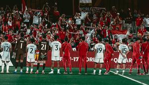 Para pemain Timnas Indonesia U-17 meminta maaf kepada suporter setelah menelan kekalahan 1-3 dari Zambia di Aspire Zona, Selasa (4/11/2025) dalam laga Grup H Piala Dunia U-17 2025. (Dok. PSSI)