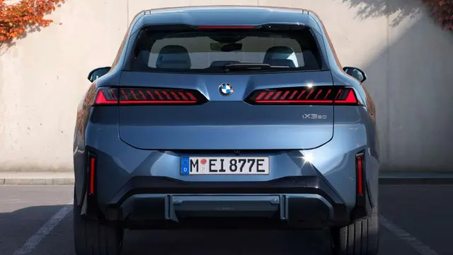 Tampilan belakang BMW iX3 2026 tetap elegan dengan garis bodi membulat dan detail khas Neue Klasse (BMW)