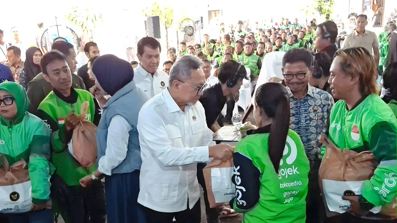 Menko Bidang Pangan Zulkifli Hasan membagikan paket pangan murah di Tangerang. (Foto: Liputan6.com/Pramita T)