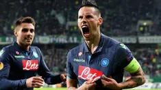 Hasil spektakuler didapat Napoli. Bertandang ke VfL Wolfsburg, pasukan Rafael benitez berhasil menang telak 4-1