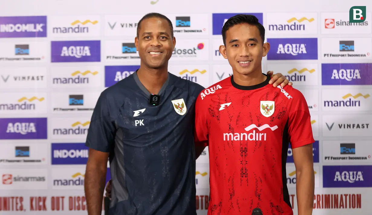 Pelatih Timnas Indonesia, Patrick Kluivert dan Rizky Ridho berfoto bersama setelah konferensi pers menjelang FIFA Matchday melawan Chinese Taipei di Stadion Gelora Bung Tomo, Surabaya, Kamis (04/09/2025). (Bola.com/Abdul Aziz)