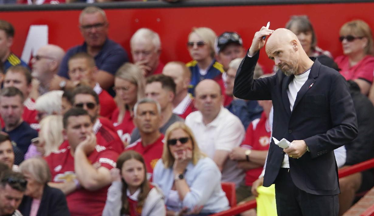 Pelatih Manchester United, Erik ten Hag, mengusap kepala saat MU ditaklukkan Brighton and Hove Albion pada laga Liga Inggris di Stadion Old Trafford, Minggu (07/08/2022). (AP/Dave Thompson)