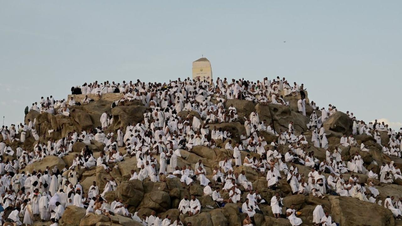 Sejumlah jemaah haji berkumpul di Jabal Rahmah, Padang Arafah, Makkah, Arab Saudi, pada Sabtu (15/6/2024). Hari ini 9 Dzulhijjah 1445 H  atau bertepatan  dengan  15 Juni 2024 seluruh jemaah haji dari berbagai dunia berkumpul di Padang Arafah untuk melaksa