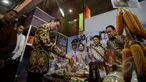 Presiden Jokowi saat meninjau pameran Apkasi International Trade and Investment Summit (AITIS) 2015 di kawasan Jiexpo, Jakarta, Rabu (13/5/2015). AITIS 2015 memamerkan beragam produk unggulan industri kecil dan menengah (IKM). (Liputan6.com/Faizal Fanani)