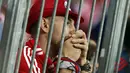 Dari balik pagar pembatas, salah satu fans Bayern Munich menyaksikan tim favoritnya dipecundangi Real Madrid 0-4 di Allianz Arena, (30/4/2014). (REUTERS/Michaela Rehle)