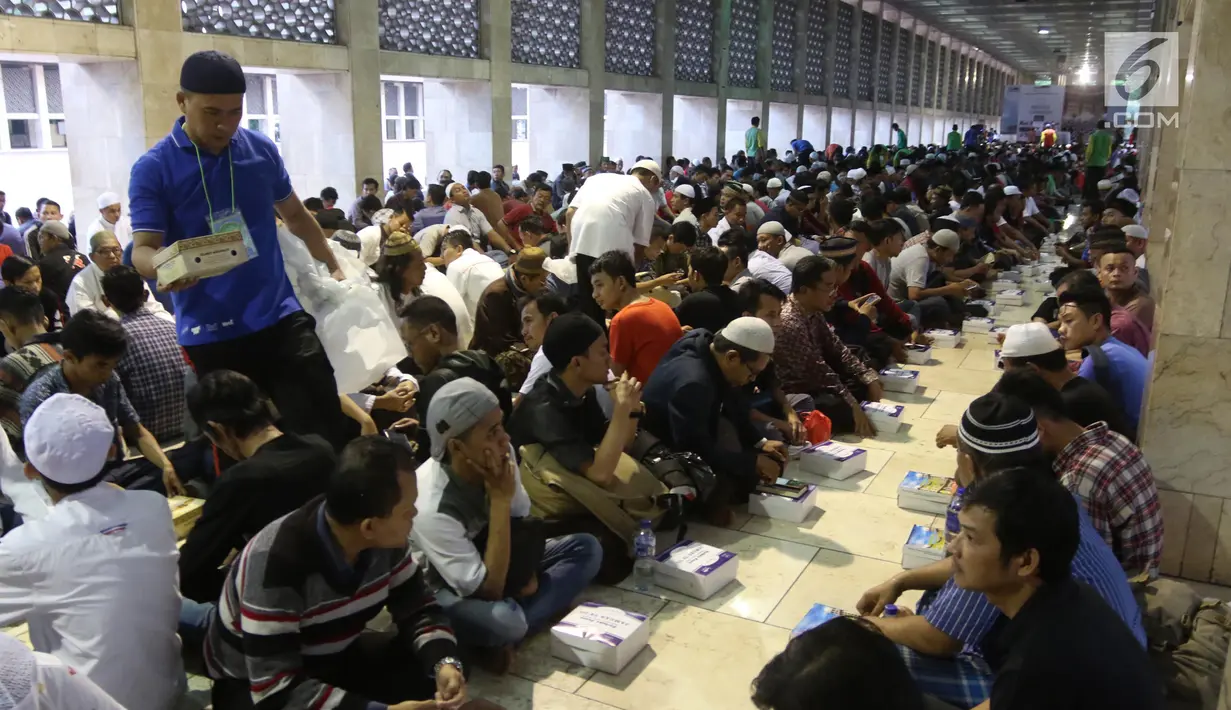 Panitia membagikan paket makanan kepada jemaah yang ingin buka puasa di Masjid Istiqlal, Jakarta, Kamis (17/5). Anggaran untuk menyiapkan takjil gratis selama Ramadan di Istiqlal mencapai sekitar Rp 2,5 miliar. (Liputan6.com/Arya Manggala)