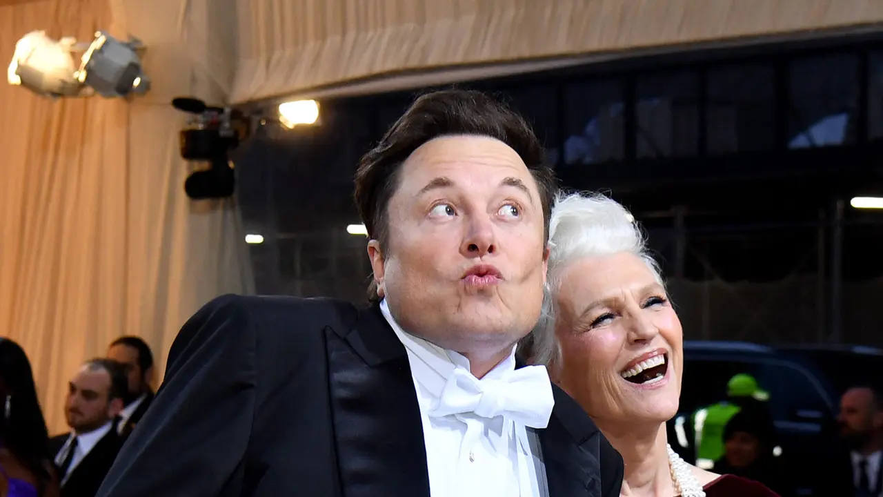 FOTO: Elon Musk Bawa Ibunya yang Supermodel ke Met Gala 2022