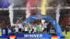 Para pemain Jerman U-21 merayakan keberhasilan meraih trofi juara Piala Eropa 2017 di Krakow, Polandia,(30/6/2017). Jerman U-21 menang atas Spanyol U-21 dengan skor 1-0. (AFP/Janek Skarzynski)