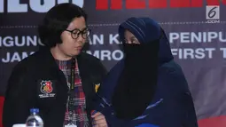 Tersangka kasus penipuan calon jemaah umroh, Anniesa Hasibuan diperlihatkan pihak kepolisian saat rilis di Bareskrim Mabes Polri, Jakarta, Selasa (22/8). Hingga kini, polisi telah menetapkan tiga tersangka kasus tersebut. (Liputan6.com/Helmi Fithriansyah)