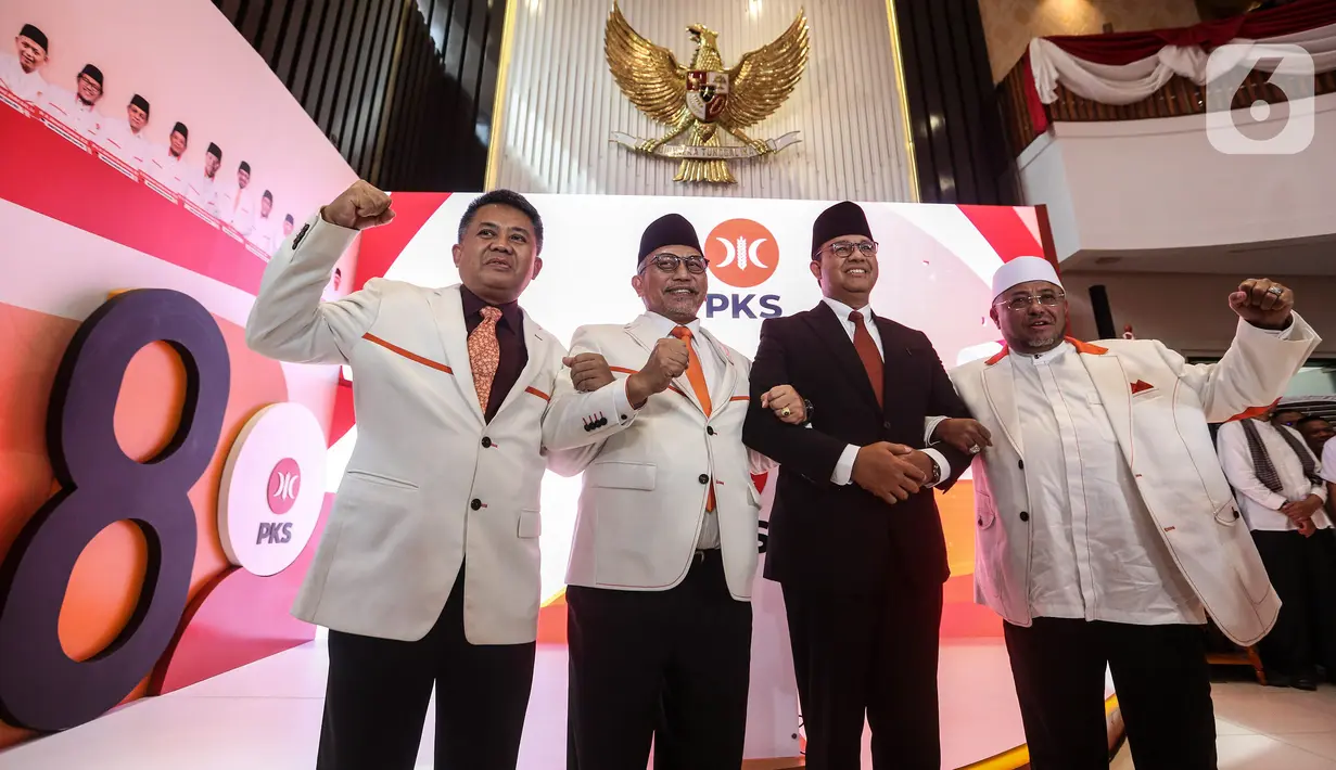 Bakal calon presiden 2024-2029 yang diusung PKS, Anies Rasyid Baswedan (kedua kanan) berpose bersama Presiden PKS Ahmad Syaikhu (kedua kiri), Wakil Ketua Majelis Syura Mohammad Sohibul Iman dan Bendahara Umum Mahfudz Abdurrahman (kiri) saat pembacaan hasil keputusan Musyawarah Majelis Syuro VIII PKS di Jakarta, Kamis (23/2/2023). PKS secara resmi mendukung Anies Baswedan sebagai bakal calon presiden tahun 2024-2029. (Liputan6.com/Johan Tallo)