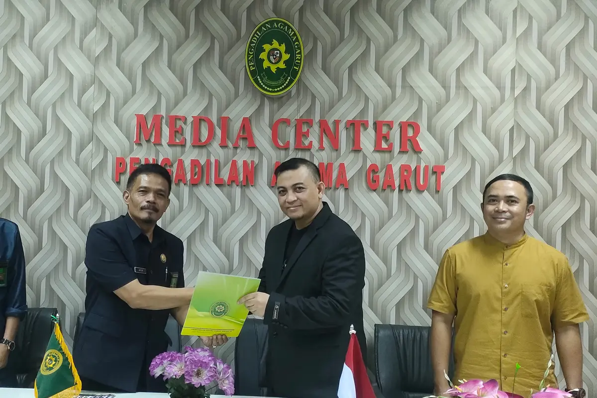 Kepala Pengadilan Agama Garut Ayip memberikan penghargaan kepada Perwakilan Lariba Islamic Indonesia Ari Ismail di kantornya, Rabu (15/5/2024) (Liputan6.com/Jayadi Supriadin)