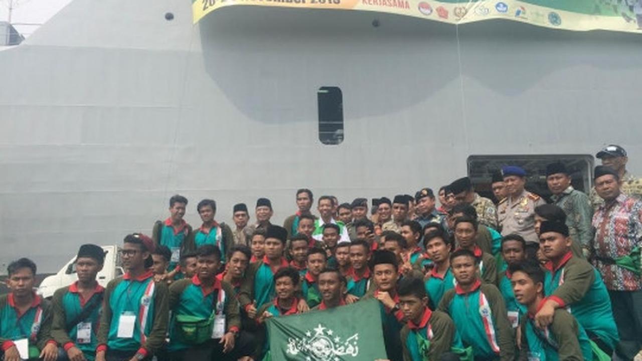 Ribuan santri berlayar naik kapal perang TNI ke Surabaya