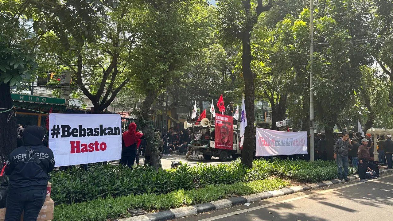 Massa aksi bela Hasto Kristiyanto berkumpul depan Pengadilan Tipikor Jakarta Pusat, bersamaan dengan adanya demonstran pendukung Komisi Pemberantasan Korupsi (KPK). Jalan Bungur Raya pun ditutup yang berada persis di depan pengadilan, Kamis (24/4/2025).