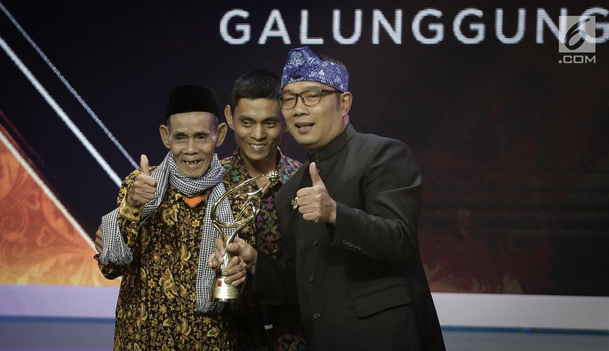 Wali Kota Bandung, Ridwan Kamil memberikan penghargaan kepada Abah Harun dalam Liputan 6 Award 2017 di SCTV Tower, Jakarta, Sabtu (20/5). Sebanyak enam orang terpilih meraih Liputan 6 Awards 2017. (Liputan6.com/Faizal Fanani)