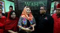 Direktur Eksekutif The Wahid Institude Yenny Wahid menerima kunjungan Sekjen PDIP Hasto Kristiyanto di kantor The Wahid Institude, Menteng, Jakarta Pusat,  Senin (5/2). Kunjungan tersebut membahas jelang 20 tahun reformasi. (Liputan6.com/JohanTallo)