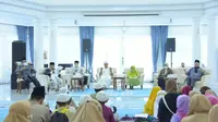 Doa bersama masyarakat Jawa Barat memohon pertolongan Allah SWT untuk keselamatan putra sulung Gubernur Jawa Barat Ridwan Kamil, Emmeril Kahn Mumtadz di Gedung Negara Pakuan, Kota Bandung, Senin (30/05/2022). (Foto: Biro Adpim Jabar)