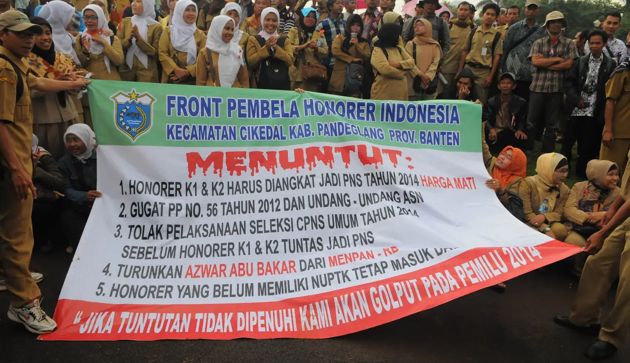 Sebuah spanduk dibentangkan yang berisi tuntutan para Guru honorer kepada Pemerintah (Liputan6.com/Herman Zakharia).