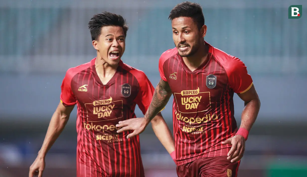 Pemain Rans Nusantara FC, Wander Luiz (kanan) bersama Moh Edo Febriansah melakukan selebrasi usai mencetak gol kedua ke gawang Barito Putera saat laga pekan ke-7 BRI Liga 1 2022/2023 antara Rans Nusantara FC melawan Barito Putera di Stadion Pakansari, Bogor, Senin (29/8/2022). (Bola.com/Bagaskara Lazuardi)