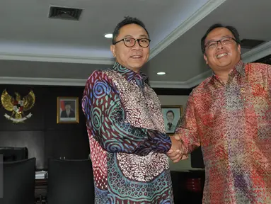 Ketua MPR RI Zulkifli Hasan (kiri) bersalaman dengan Menkeu Bambang Brodjonegoro di Gedung MPR/DPR/DPD RI, Jakarta, Kamis (23/7/2015). Keduanya melakukan halal bilahal sekaligus membahas RUU APBN 2015. (Liputan6.com/Herman Zakharia)