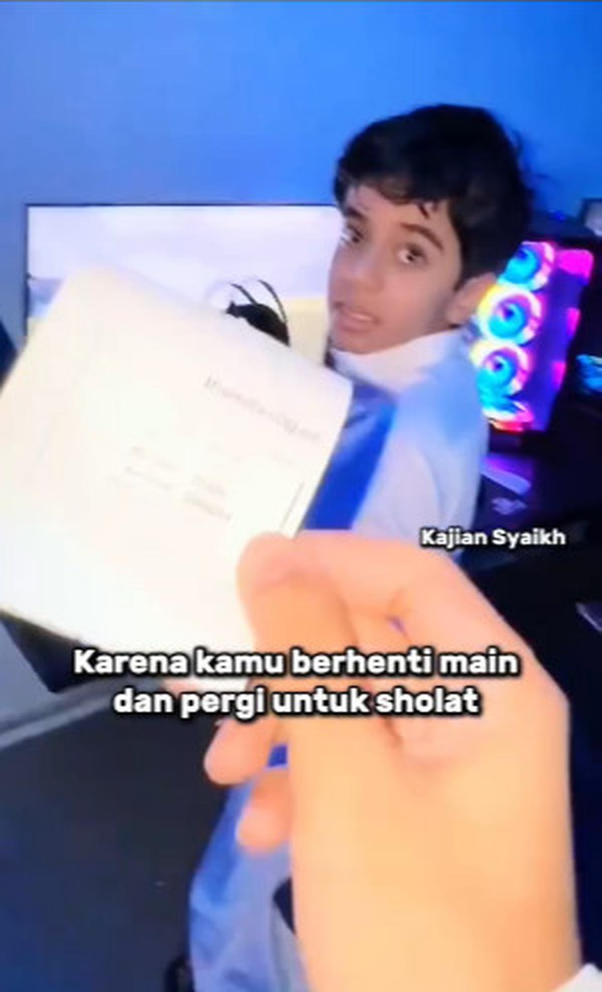 Anak Ini Pilih Pergi Sholat pada Waktunya Meski Sedang Seru Main Game