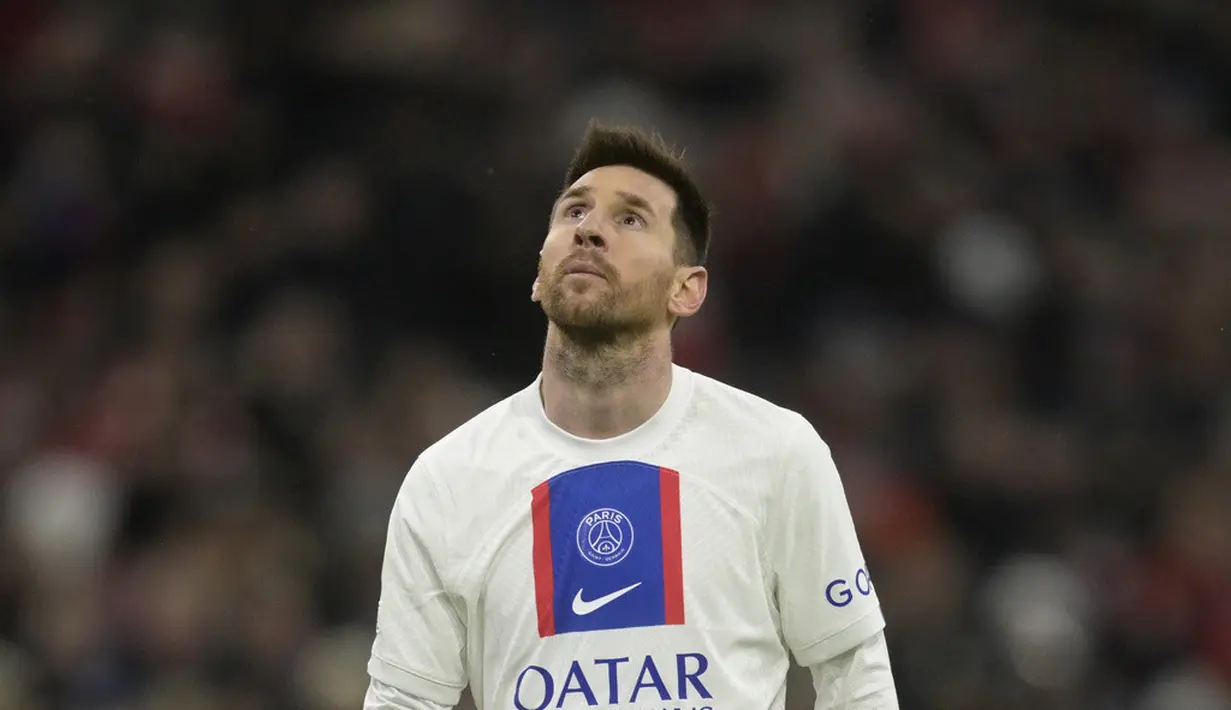 Pemain Paris Saint Germain, Lionel Messi, tampak kecewa setelah ditaklukkan Bayern Munchen pada leg kedua babak 16 besar Liga Champions 2022/2023 di Allianz Arena, Kamis (9/3/2023). (AP Photo/Andreas Schaad)