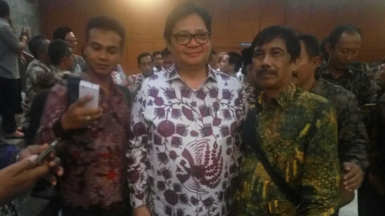Menteri Perindustrian Airlangga Hartarto dan petani garam/merdeka.com