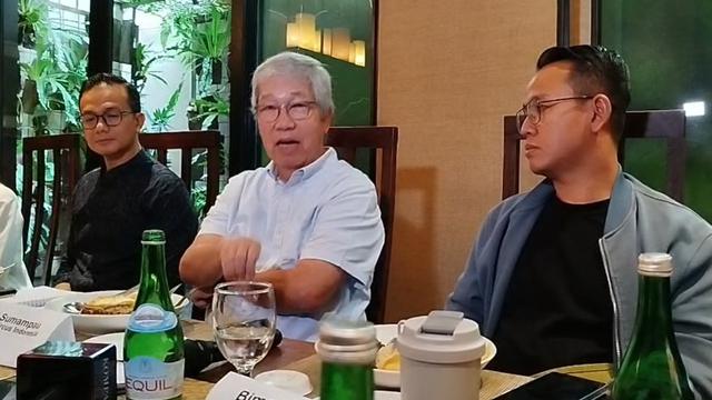 Pendiri Oriental Circus Indonesia (OCI), Tony Sumampau  (tengah) membantah tudingan penyiksaan yang dialami para mantan pemain Oriental Circus Indonesia