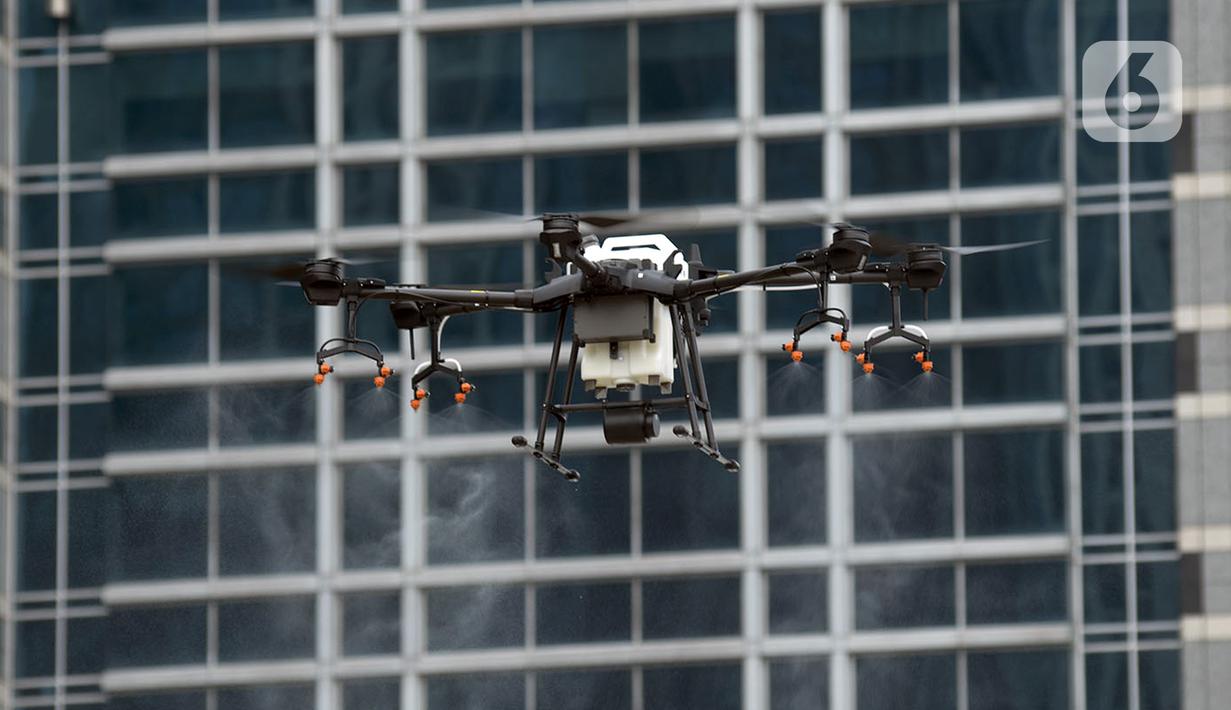 Foto Drone Semprotkan Cairan Disinfektan Di Jalanan Jakarta News Liputan6 Com