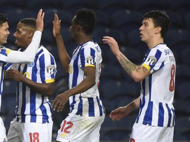 Para pemain FC Porto merayakan gol kedua yang dicetak gelandang Evanilson Barbosa (kiri) ke gawang Rio Ave dalam laga lanjutan Liga Portugal 2020/21 di Dragao Stadium, Porto, Senin (1/2/20201). FC Porto menang 2-0 atas Rio Ave. (AFP/Miguel Riopa)
