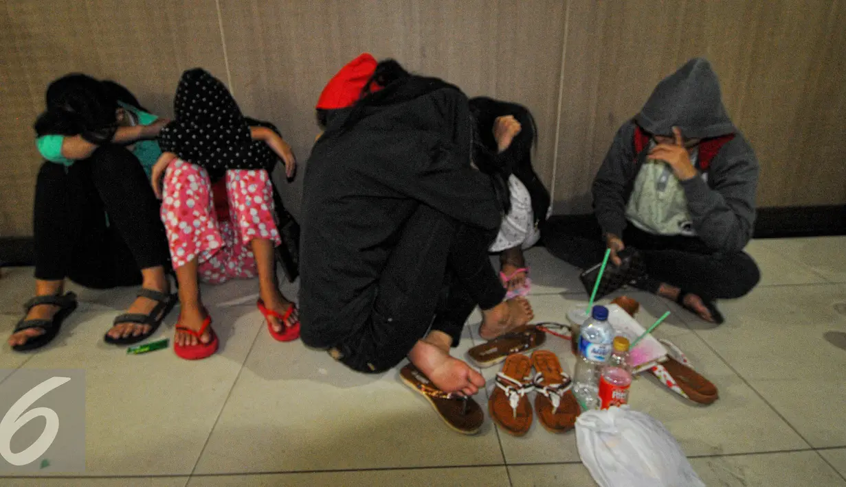 Sejumlah wanita diamankan Polda Metro Jaya terkait protitusi berkedok terapis, Jakarta, Jumat (3/7/2015). Para wanita tersebut diduga menjadi korban trafiking yang dipekerjakan sebagai PSK. (Liputan6.com/Yoppy Renato)