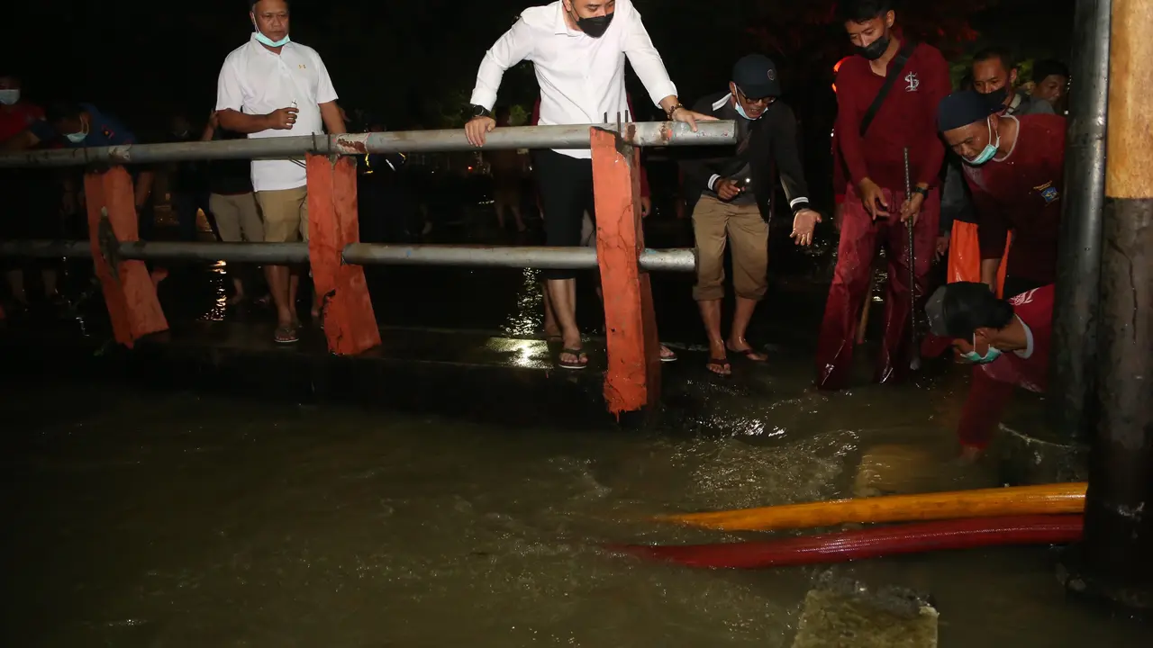Eri Cahyadi saat meninjau banjir di Surabaya. (Dian Kurniawan/Liputan6.com)