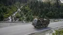 Konvoi tentara India bergerak di Jalan Raya Srinagar-Ladakh, Gagangeer, Srinagar, Kashmir, India, Rabu (9/9/2020). India dan China terlibat dalam kebuntuan yang menegangkan di wilayah gurun dingin Ladakh sejak Mei lalu. (AP Photo/Dar Yasin)
