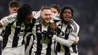 Juventus memetik kemenangan empat gol tanpa balas atas Cagliari pada laga 16 besar Coppa Italia di Allianz Stadium, Rabu (18/12/2024) dini hari WIB. Satu dari empat gol Juve disarangkan Teun Koopmeiners (tengah) pada menit ke-53. (Fabio Ferrari/LaPresse via AP)