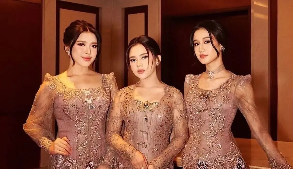 Desain kebaya yang dibuat modern membalut tubuh para bridesmaid dengan amat baik. Keempat bridesmaid Mahalini memadukan penampilan mereka dengan kain batik yang seragam sebagai bawahan. [Foto: Instagram/marioardiliguna]