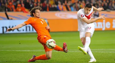 Duel panas terjadi di laga kualifikasi Piala Eropa 2016 antara Belanda dengan Turki di Amsterdam Arena, Minggu (29/3/2015). Belanda bermain imbang 1-1 melawan turki. (AFP PHOTO/John Thys)