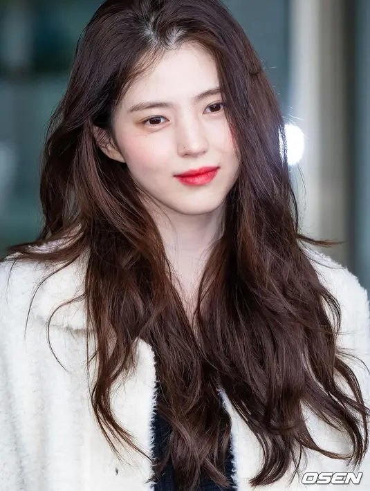 Potret menawan Han So Hee dengan lipstik merah saat berada di airport. [Foto: Instagram/xeesoxee]