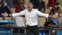 Pelatih Spanyol, Luis Enrique tampak kecewa dengan penampilan lini serangnya yang tak kunjung menuntaskan peluang menjadi gol di babak pertama. (Foto: AP/Pool/Pierre Philippe Marcou)