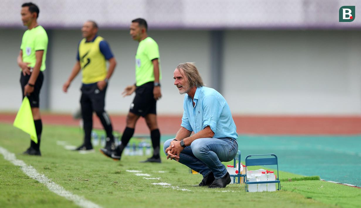 <p>Pelatih kepala Dewa United, Jan Olde Riekerink pada laga pekan pertama BRI Liga 1 2023/2024 antara Dewa United Vs Arema FC di Stadion Indomilk, Tangerang, Minggu (02/07/2023). (Bola.com/Bagaskara Lazuardi)</p>