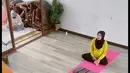 Menurut pemeran berusia 33 tahun ini, yoga membuatnya semakin siap untuk lahiran. Pemeran Kokom dalam sinetron Dunia Terbalik itu menceritakan mengikuti yoga saat usianya sudah masuk tujuh bulan. [Instagram/ryana_dea]