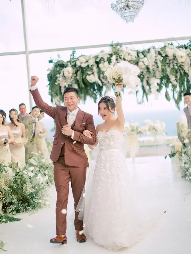 Parade Gaun Hian Tjen yang Dikenakan Titan Tyra di Hari Pernikahan, Bernuansa Elegan dan Glamor di Tepi Laut