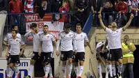 Para pemain Valencia merayakan gol penyeimbang ke gawang Atletico Madrid (GERARD JULIEN / AFP)