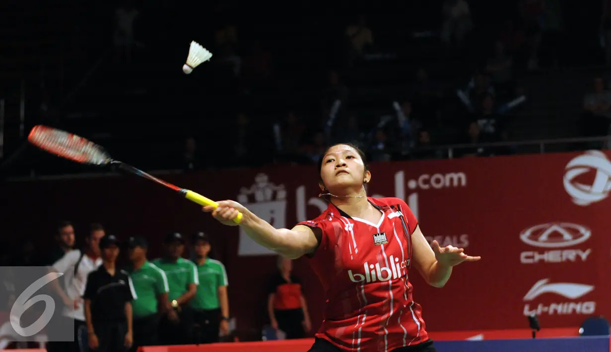 Pebulutangkis tunggal putri Indonesia, Lindaweni Fanetri mengembalikan bola ke arahSoraya De Visch Eijbergen (Belanda) di Total BWF Championships 2015 di Jakarta, Senin (10/8/2015). Lindaweni unggul 21-13 dan 21-15. (Liputan6.com/Helmi Fithriansyah)
