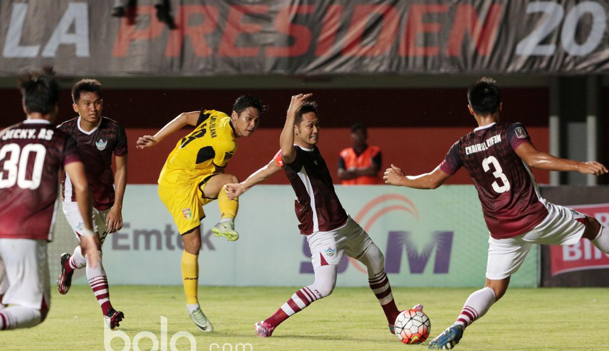 Tembakan Septian David Maulana melewati hadangan para pemain Gresik United pada partai kedua Grup 1 Piala Presiden 2017 di Stadion Maguwoharjo, Sleman, Sabtu (4/2/2017). Mitra Kukar menang 1-0. (Bola.com/Nicklas Hanoatubun)