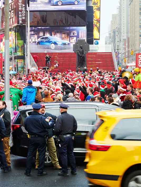 Orang-orang yang berpakaian seperti Sinterklas berkumpul untuk acara tahunan Santacon di Father Duffy Square, New York City, Sabtu (14/12/2019). Dalam acara tersebut, para peserta berkeliling bar untuk menyambut datangnya liburan Natal. (Gabby Jones/Getty Images/AFP)